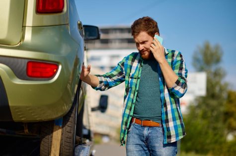 man-driver-discussing-occurrence-by-mobile-phone